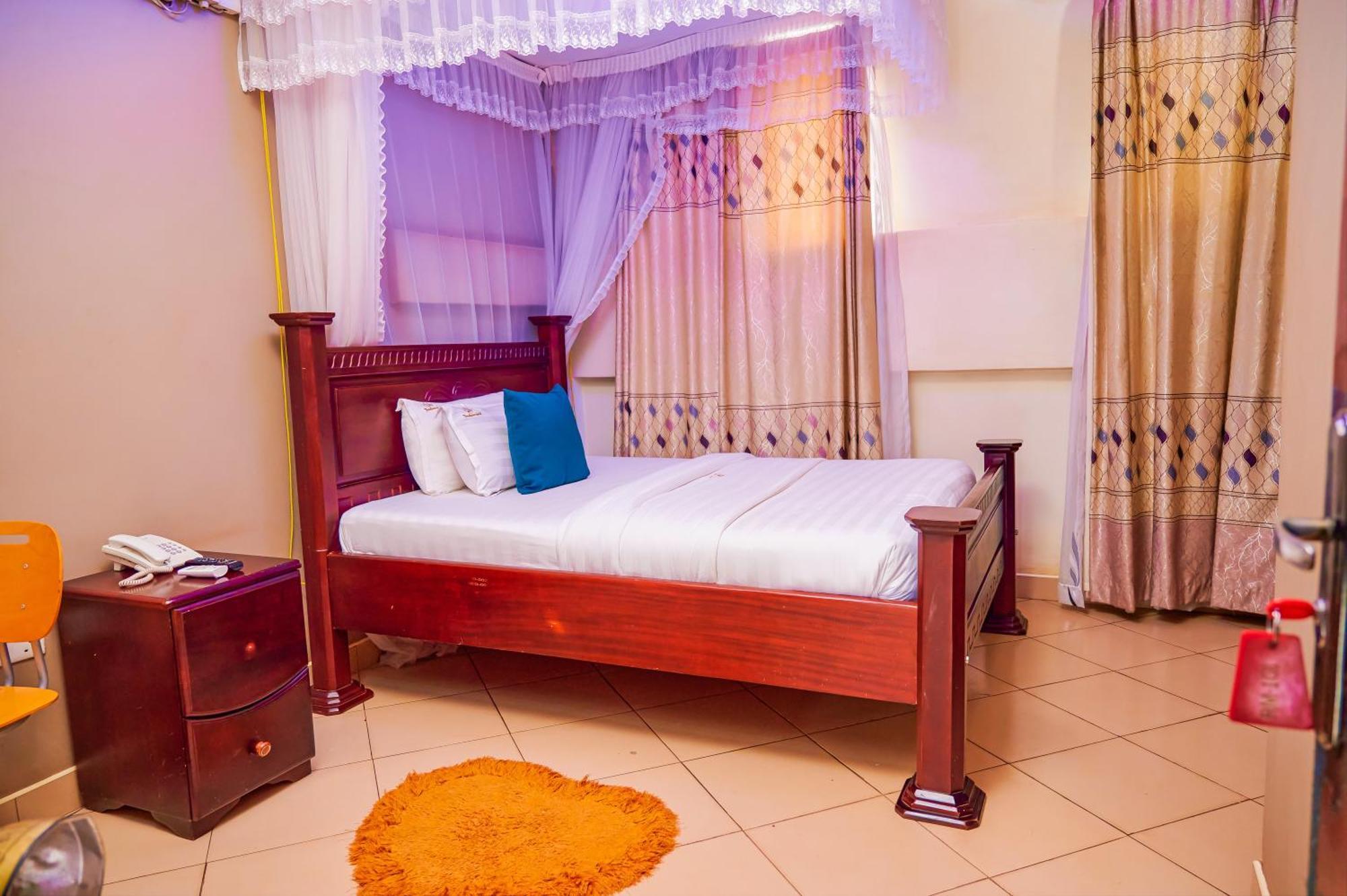 Twin Towers Hotel Kampala Exterior foto